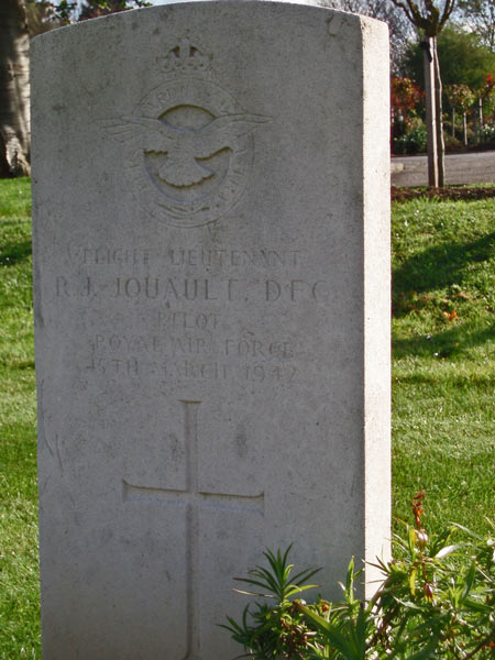 File:Anc15RichardJouaultDFCGrave.jpg
