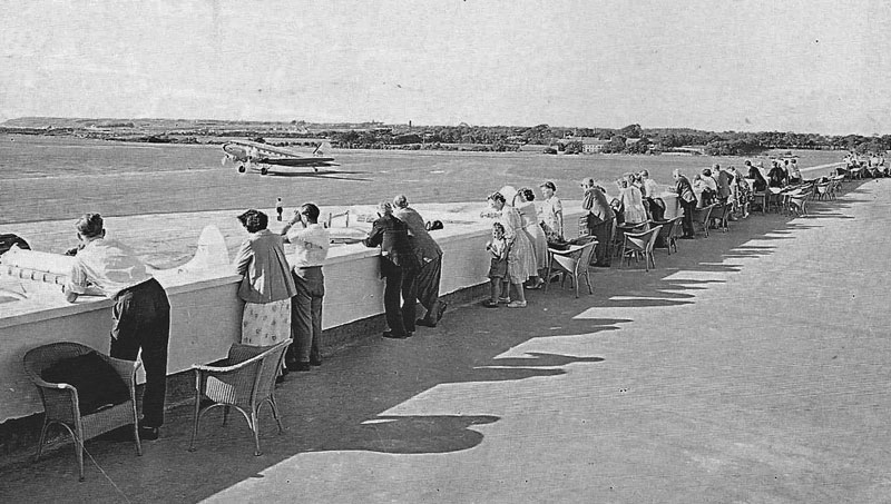File:AirportSpectators1950s.jpg
