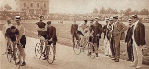 Poulain in the centre of the three finalists in the Reims Grand Prix in 1906, which he won
