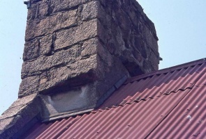 In 1977 the house had a corrugated iron roof and no dormer windows. The gap between the roof and the chimney shows that it was previously thatched