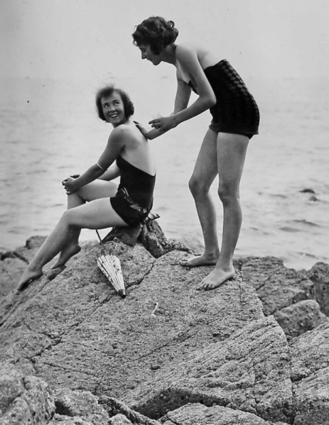 File:H25JSCLabeyAlbum1928GirlsOnRocks.png