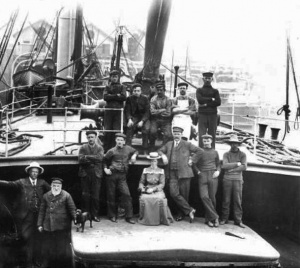 Crew of unknown vessel in 1905