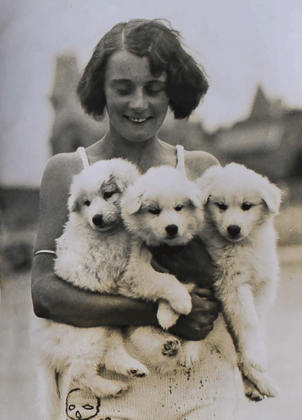 File:H25JSCLabeyAlbum1928Girl&Dogs2.png