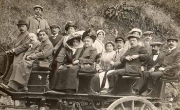 Christmas Eve 1913 - horse-drawn charabanc still in service