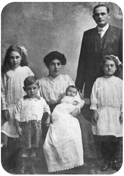 File:FN24JosephThomasLeMarchand&ElsieMaud(Marie)1918withElsie,Nellie,JosephCharles&Phoebe.png