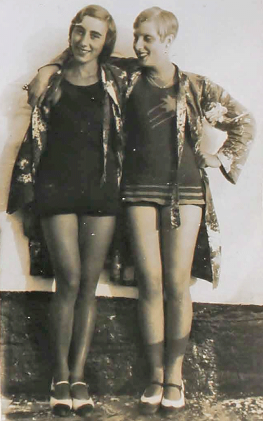 File:H25JSCLabeyAlbum1928GirlsFashion.png