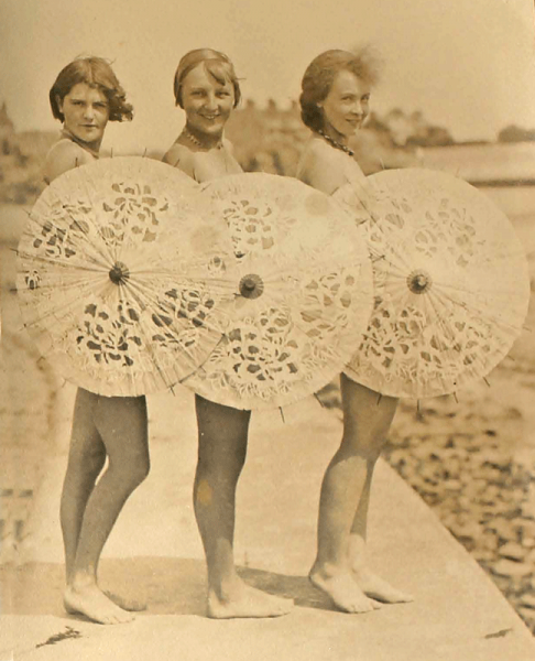 File:H25JSCLabeyAlbum1928ParasolGirls.png