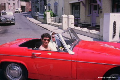 Happy holidaymakers in a Falle's hire car at Dicq Road