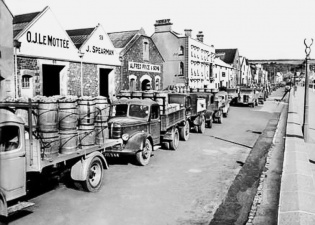 Heading back along the Esplanade to the merchants' stores, after weighing - picture courtesy of Jersey Temps Passe