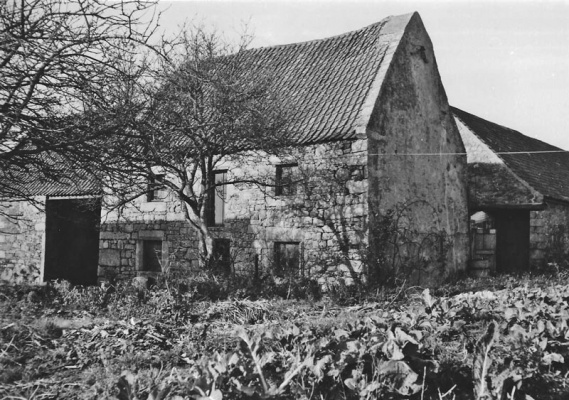 The three-bay cottage in 1961 ...