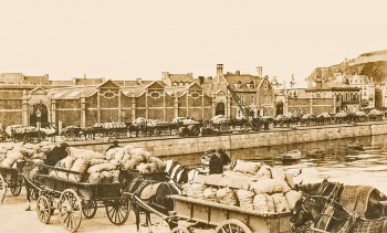 Potato carts queue at the Harbour - picture courtesy of Jersey Temps Passe