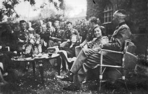 German officers and female companions relax ...