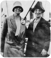 Annie Laura Smith (1868-1951) and daughter, Clarice Maud