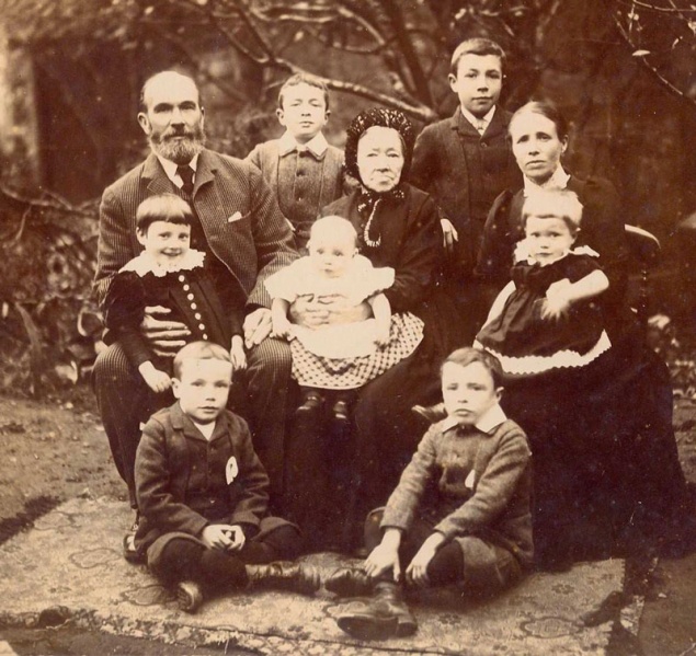 File:JohnBailey&Eliza(Pallot),MotherMaryAnn&Children1899.jpg