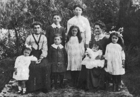 Pallot children with their mothers