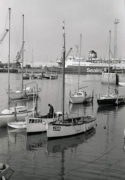 File:F21HarbourSmallBoats.jpg