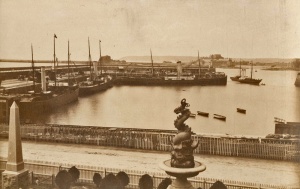 The Harvey and Westaway memorials with the Victoria Pier behind