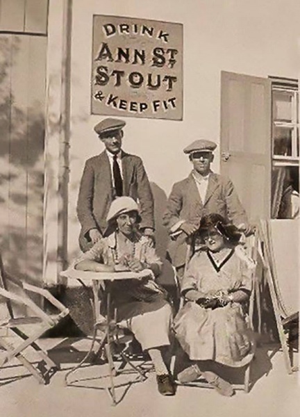 File:TP17PubGroup1921.jpg