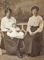 Elsie Jandron, her son and sister in 1920