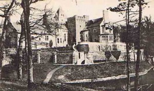 The manor in a 1904 postcard