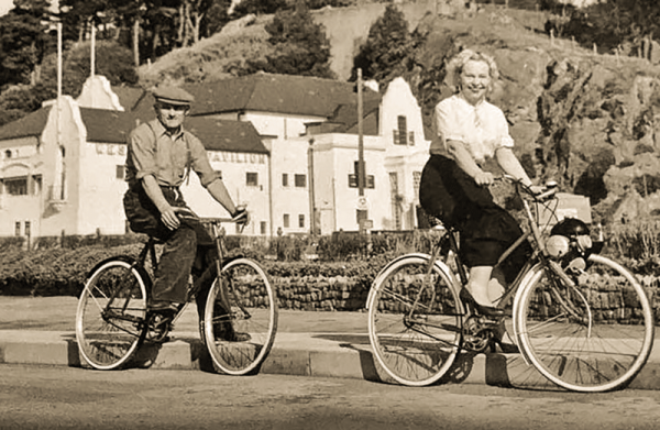 Cycling tourists in 1949