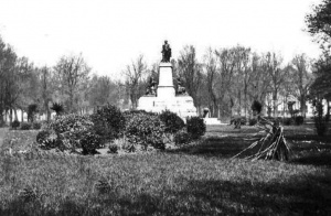 Don Monument in the Parade