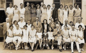 A group of holidaymakers at an unidentified hotel in the 1930s ...