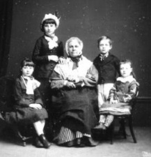 Mrs Paquet and her children photographed by Ernest Baudoux