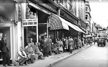 Queuing for tickets at Noel and Porter in King Street in 1957
