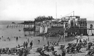 The pool and a busy beach in 1959