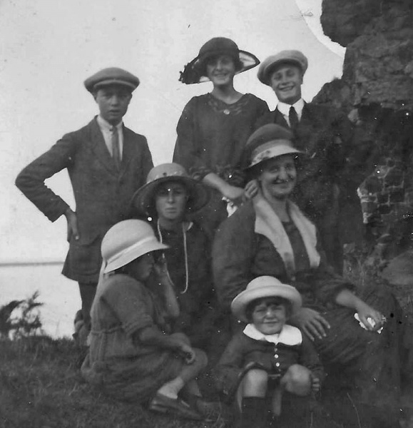 File:F18EthelMaudPhillips(Cornic)&children.jpg