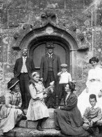 Members of the Malet de Carteret family in front of the manor door in 1906 or 1907