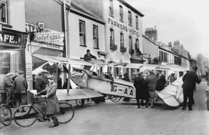 The Farmer's Hotel is in the background of this 1931 picture