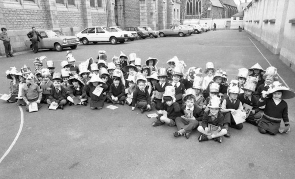 Val Plaisant and Vauxhall infants at St Thomas' Church in 1981