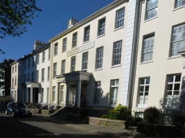 Pembroke Terrace looks much better, its architecture and current appearance being much more in keeping with other grand houses in this street. It's just a shame that the owners of the two halves could not agree on what colour to paint them