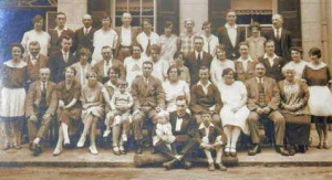 Guests and staff of Merton House in 1927 ...