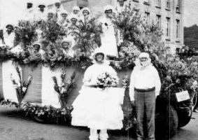 St Cyre Hotel's Battle of Flowers entry stationed at Springfield in 1928