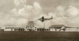 A DH88 lands in 1938