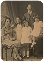 Allen Vernon Ingram and Jeanne Julie, nee Doublet, Elsie, Evelyn and Eileen