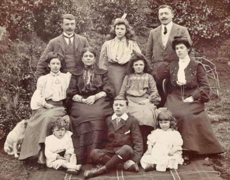 File:An18LeBasFamilyGuernsey.jpg