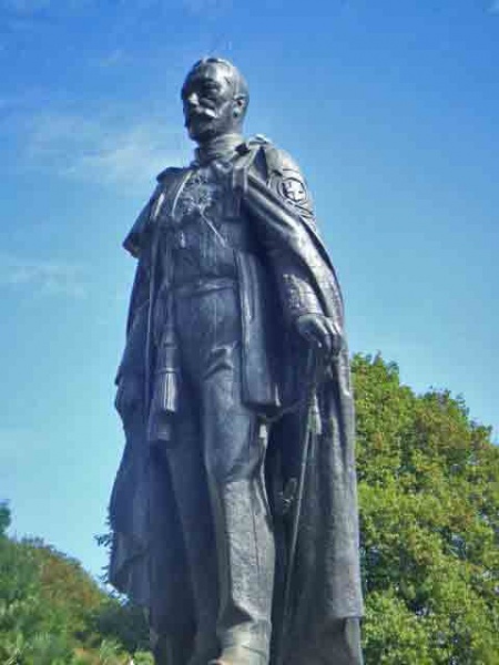 File:HDParkGeorgeVStatue.jpg