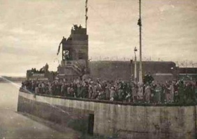 Crowds at the pierhead photographed from LC130