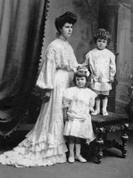 Maud Mary Le Bas with her children Muriel and Winter in about 1904