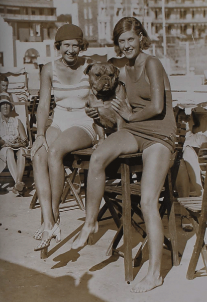 File:H25JSCLabeyAlbum1928Girls&Dog.png