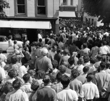... a large crowd in the Royal Square for the finish ...