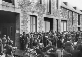 Queuing to collect Vega parcels