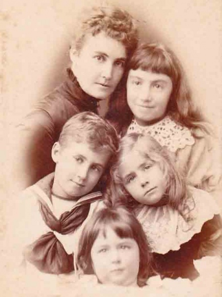 File:VictorianFamilyGroup.jpg