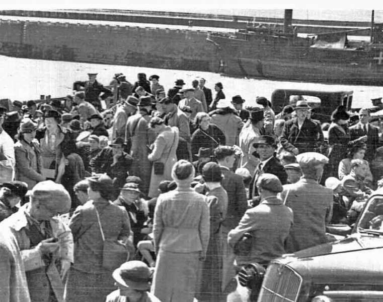 File:4Jun40EvacueesWait.jpg