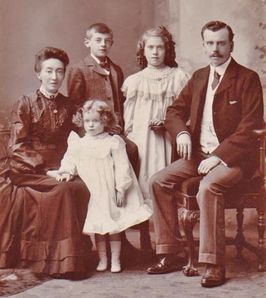 File:Anc15KittsFamily1905.jpg