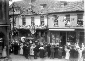 King George V and Queen Mary pass through Bath Street in 1911